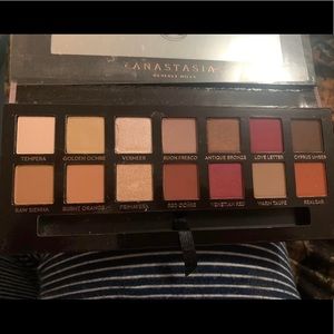 *new* missing box and brush. Anastasia Beverly Hills Modern Renaissance